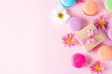 Pasta macarons, hediye kutusu, çay, kahve, cappuccino ve çiçek fotoğrafı. Tatlı romantik gıda acıbadem kurabiyesi kavramı. Sabah kahvaltı ve hediyeler. Sevgililer günü kavramı.