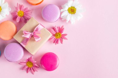 Pasta macarons, hediye kutusu, çay, kahve, cappuccino ve çiçek fotoğrafı. Tatlı romantik gıda acıbadem kurabiyesi kavramı. Sabah kahvaltı ve hediyeler. Sevgililer günü kavramı.