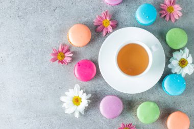 Pasta macarons, hediye kutusu, çay, kahve, cappuccino ve çiçek fotoğrafı. Tatlı romantik gıda acıbadem kurabiyesi kavramı. Sabah kahvaltı ve hediyeler. Sevgililer günü kavramı.
