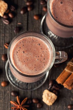 Çikolata, kahve, süt, muz sallamak ahşap arka plan üzerinde. Tanımlama bilgileri ile güler yüzlü. Milkshake. Protein diyeti. Sağlıklı gıda kavramı.