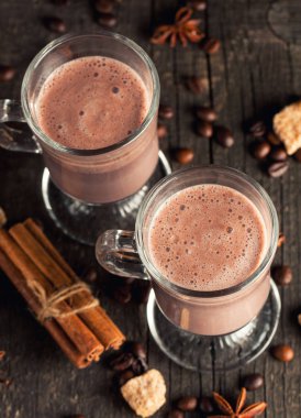 Çikolata, kahve, süt, muz sallamak ahşap arka plan üzerinde. Tanımlama bilgileri ile güler yüzlü. Milkshake. Protein diyeti. Sağlıklı gıda kavramı.