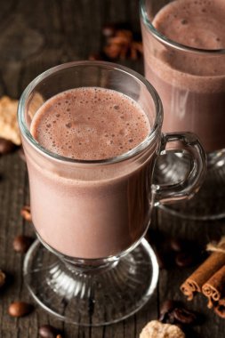 Çikolata, kahve, süt, muz sallamak ahşap arka plan üzerinde. Tanımlama bilgileri ile güler yüzlü. Milkshake. Protein diyeti. Sağlıklı gıda kavramı.