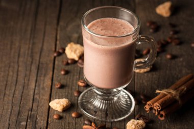 Çikolata, kahve, süt, muz sallamak ahşap arka plan üzerinde. Tanımlama bilgileri ile güler yüzlü. Milkshake. Protein diyeti. Sağlıklı gıda kavramı.
