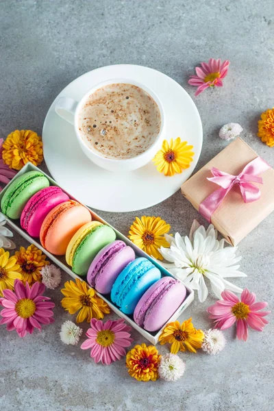 Photo Cake Macarons Gift Box Tea Coffee Cappuccino Flowers Sweet — Stock Photo, Image