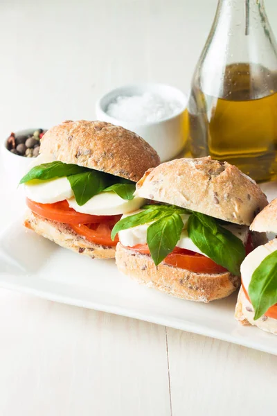 Foto Primer Plano Sándwich Hamburguesa Con Ensalada Caprese Con Tomates — Foto de Stock