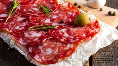 Chorizo sosis ve salam, ince kesim. Baharatlı, biberli, biberli İspanyol salamı. Baharatlı yemek. Acı biber.