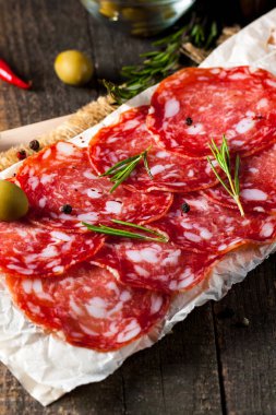 Chorizo sosis ve salam, ince kesim. Baharatlı, biberli, biberli İspanyol salamı. Baharatlı yemek. Acı biber.