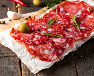 Chorizo sosis ve salam, ince kesim. Baharatlı, biberli, biberli İspanyol salamı. Baharatlı yemek. Acı biber.