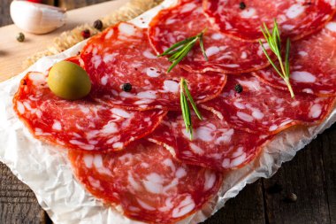 Chorizo sosis ve salam, ince kesim. Baharatlı, biberli, biberli İspanyol salamı. Baharatlı yemek. Acı biber.