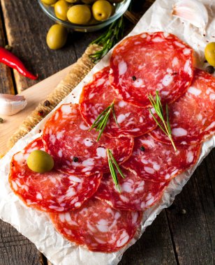 Chorizo sosis ve salam, ince kesim. Baharatlı, biberli, biberli İspanyol salamı. Baharatlı yemek. Acı biber.
