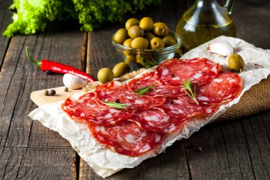 Chorizo sosis ve salam, ince kesim. Baharatlı, biberli, biberli İspanyol salamı. Baharatlı yemek. Acı biber.