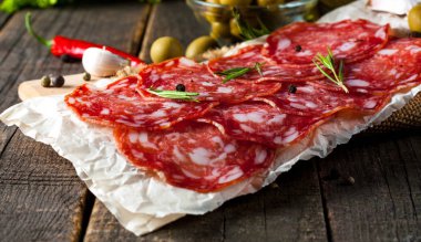 Chorizo sosis ve salam, ince kesim. Baharatlı, biberli, biberli İspanyol salamı. Baharatlı yemek. Acı biber.