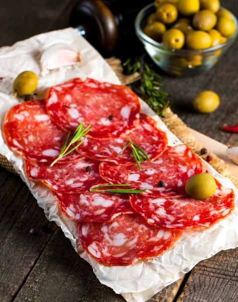 Salchicha Chorizo Salami Corte Fino Salami Español Fondo Madera Con — Foto de Stock