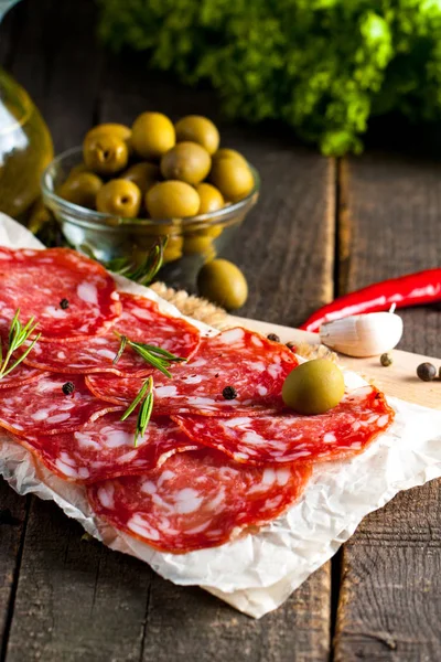 Salsicha Chorizo Salame Corte Fino Salame Espanhol Fundo Madeira Com — Fotografia de Stock