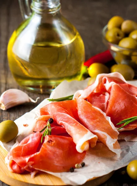 Closeup Thin Slices Prosciutto Mixed Olives Paprika Wooden Cutting Board — Stock Photo, Image