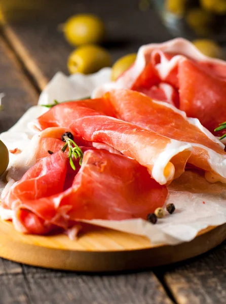 Prosciutto Ile Karışık Zeytin Ahşap Kesme Tahtası Üzerinde Kırmızı Biber — Stok fotoğraf