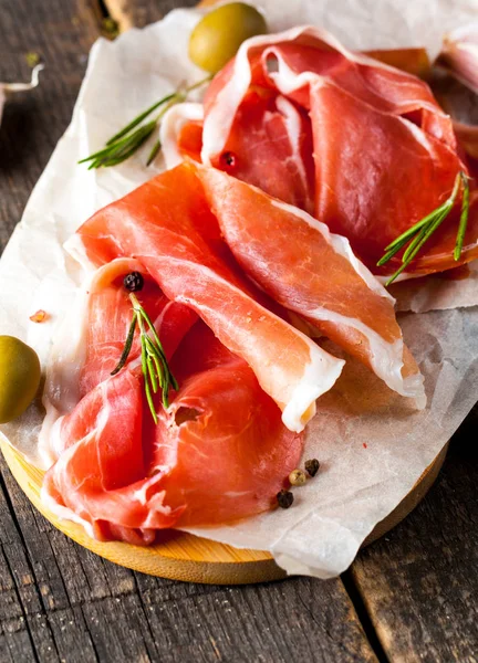 Prosciutto Ile Karışık Zeytin Ahşap Kesme Tahtası Üzerinde Kırmızı Biber — Stok fotoğraf