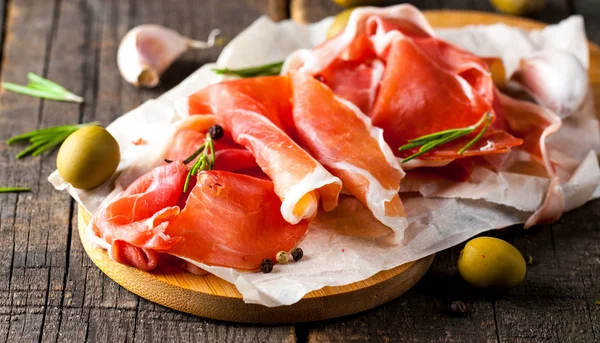 Primer Plano Rodajas Finas Jamón Con Aceitunas Mixtas Pimentón Sobre — Foto de Stock