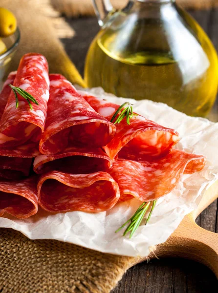 Italiaanse Salami Met Olijven Specerijen Houten Achtergrond — Stockfoto