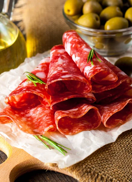 Italiaanse Salami Met Olijven Specerijen Houten Achtergrond — Stockfoto