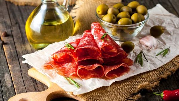 Italiaanse Salami Met Olijven Specerijen Houten Achtergrond — Stockfoto