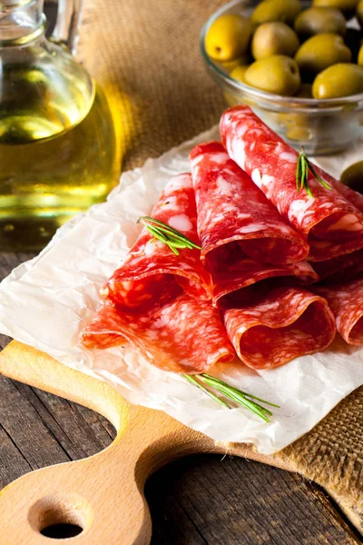 Salame Italiano Com Azeitonas Especiarias Fundo Madeira — Fotografia de Stock