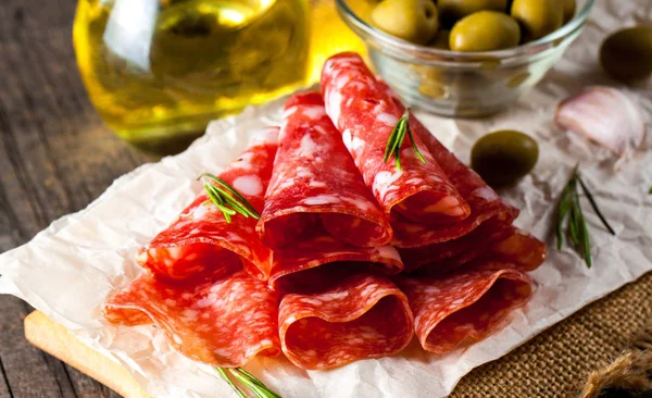Salami Italiano Con Aceitunas Especias Sobre Fondo Madera — Foto de Stock