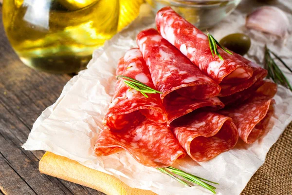 Salami Italiano Con Aceitunas Especias Sobre Fondo Madera — Foto de Stock