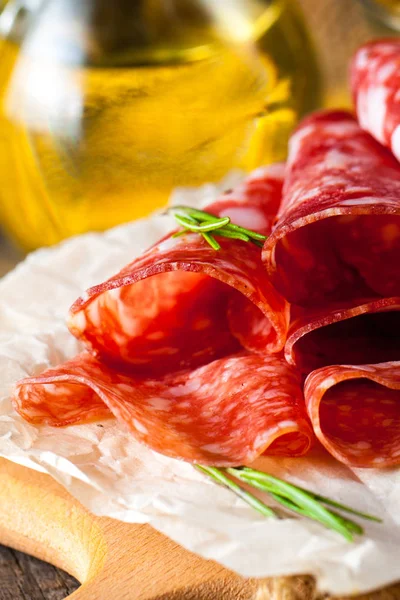 Salami Italiano Con Aceitunas Especias Sobre Fondo Madera —  Fotos de Stock