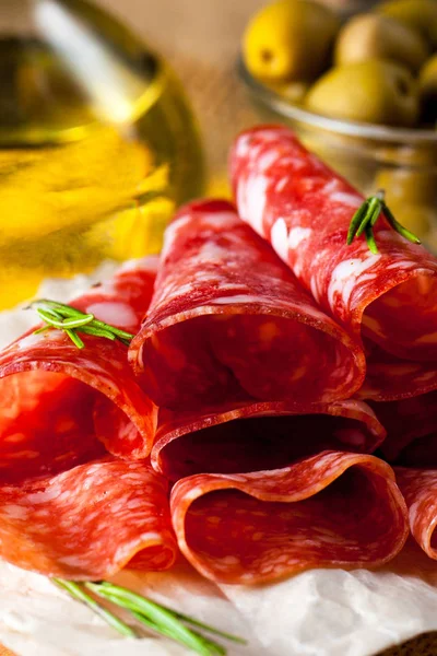 Salami Italiano Con Aceitunas Especias Sobre Fondo Madera —  Fotos de Stock