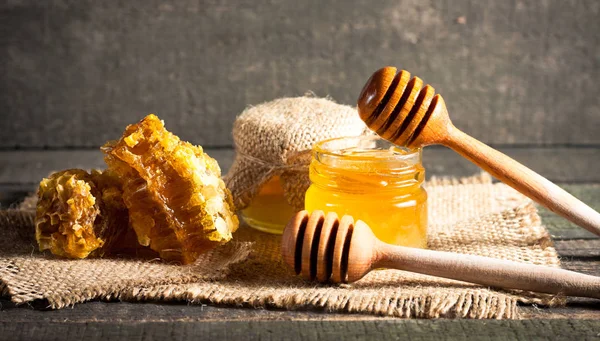 Honig Tropft Aus Einem Hölzernen Honiglöffel Einem Glas Auf Hölzernem — Stockfoto