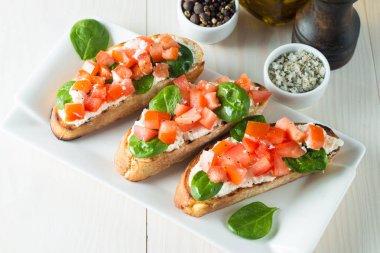 Domates ve peynirli taze yapılmış bruschetta. İtalyan tapas antipasti sebzeler, otlar ve ızgara ciabatta ve baget ekmek üzerine. Sandviç.