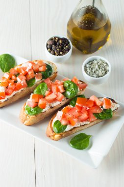 Domates ve peynirli taze yapılmış bruschetta. İtalyan tapas antipasti sebzeler, otlar ve ızgara ciabatta ve baget ekmek üzerine. Sandviç.