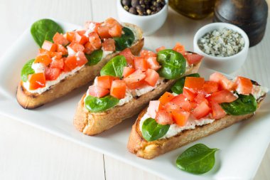 Domates ve peynirli taze yapılmış bruschetta. İtalyan tapas antipasti sebzeler, otlar ve ızgara ciabatta ve baget ekmek üzerine. Sandviç.