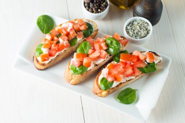 Domates ve peynirli taze yapılmış bruschetta. İtalyan tapas antipasti sebzeler, otlar ve ızgara ciabatta ve baget ekmek üzerine. Sandviç.
