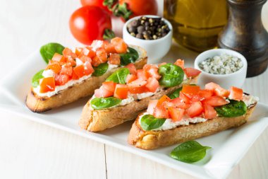 Domates ve peynirli taze yapılmış bruschetta. İtalyan tapas antipasti sebzeler, otlar ve ızgara ciabatta ve baget ekmek üzerine. Sandviç.