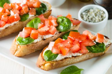 Domates ve peynirli taze yapılmış bruschetta. İtalyan tapas antipasti sebzeler, otlar ve ızgara ciabatta ve baget ekmek üzerine. Sandviç.