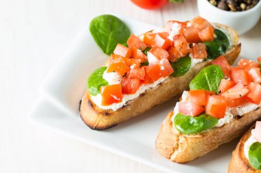 Domates ve peynirli taze yapılmış bruschetta. İtalyan tapas antipasti sebzeler, otlar ve ızgara ciabatta ve baget ekmek üzerine. Sandviç.
