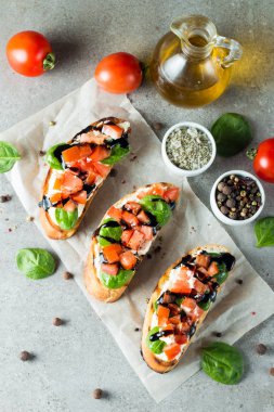 Domates ve peynirli taze yapılmış bruschetta. İtalyan tapas antipasti sebzeler, otlar ve ızgara ciabatta ve baget ekmek üzerine. Sandviç.