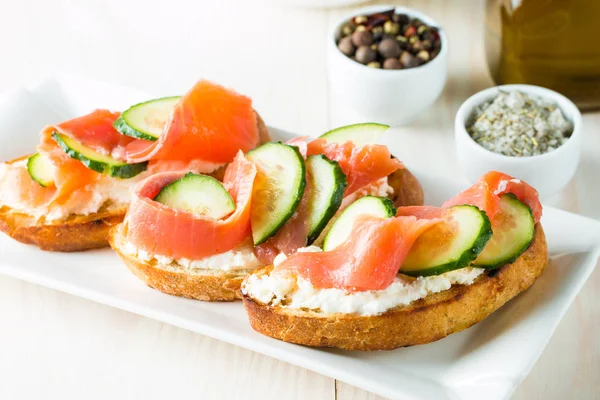 Lachs Gurken Und Frischkäse Bruschetta Italienische Tapas Antipasti Mit Gemüse — Stockfoto