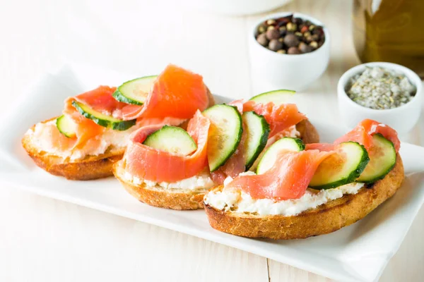 Lachs Gurken Und Frischkäse Bruschetta Italienische Tapas Antipasti Mit Gemüse — Stockfoto