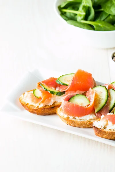 Lachs Gurken Und Frischkäse Bruschetta Italienische Tapas Antipasti Mit Gemüse — Stockfoto