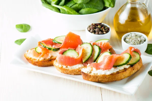 Lachs Gurken Und Frischkäse Bruschetta Italienische Tapas Antipasti Mit Gemüse — Stockfoto