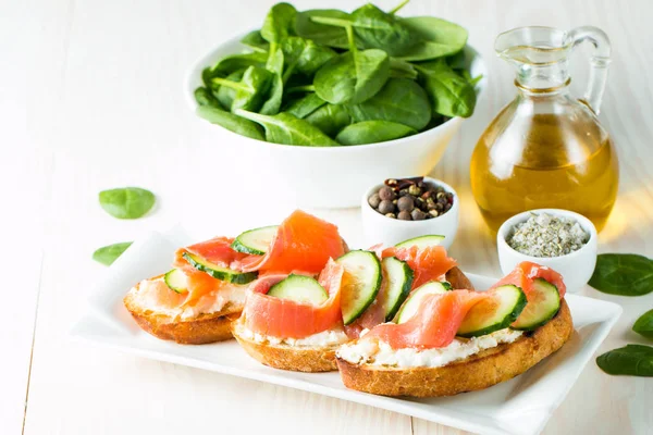 Lachs Gurken Und Frischkäse Bruschetta Italienische Tapas Antipasti Mit Gemüse — Stockfoto