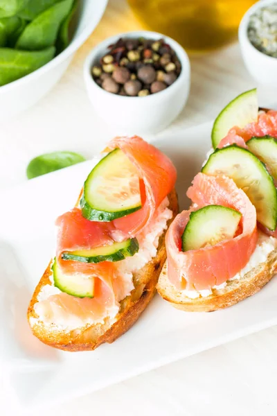 Salmão Pepino Creme Queijo Bruschetta Tapas Italianas Antipasti Com Legumes — Fotografia de Stock