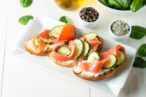 Lachs Gurken Und Frischkäse Bruschetta Italienische Tapas Antipasti Mit Gemüse — Stockfoto