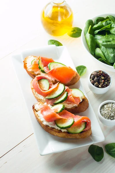 Lachs Gurken Und Frischkäse Bruschetta Italienische Tapas Antipasti Mit Gemüse — Stockfoto