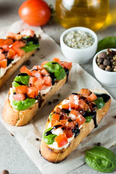 Tomate Queso Recién Hecho Bruschetta Tapas Italianas Antipasti Con Verduras — Foto de Stock