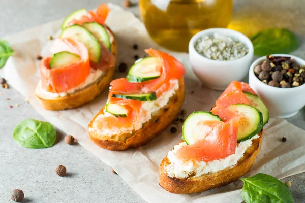 Lachs Gurken Und Frischkäse Bruschetta Italienische Tapas Antipasti Mit Gemüse — Stockfoto