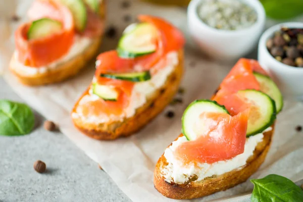 Lachs Gurken Und Frischkäse Bruschetta Italienische Tapas Antipasti Mit Gemüse — Stockfoto